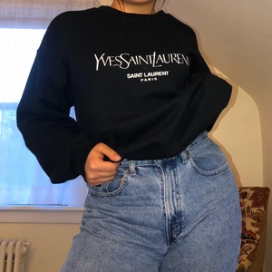 YvesSaintLaurent - 🌸Helt ny aldrig använd YSL tjocktröja ”inte äkta” i storlek XL. (Första bilden tagen från hemsidan då jag inte öppnat förpackningen) 🌸 