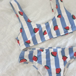 Bikini - Urnajs bikini! Snygg och bekväm passform, hel och ren! Storlek M men ganska liten så passar även s