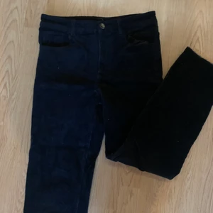 Manchesterbyxa - Fina, nästan oanvända manchesterbyxor. Som man ser är de ganska korta på mig, jag är 1,65 men har också väldigt långa ben. ❤️☺️