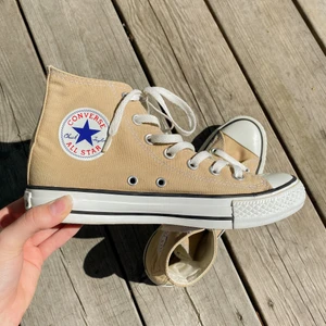 Beiga Converse  - Superfina beigea Converse som är perfekta till sommaren🤎 De är i använt men fint skick! Som man kan se på bild 2 ser man att de inte är slitna alls! Budgivning sker i mina DM:s! Frakt ingår inte🤎