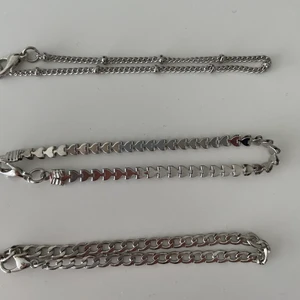 3 stycken silvriga armband  - Tre stycken armband med anpassningsbar storlek. Säljs tillsammans och är aldirg använda! 