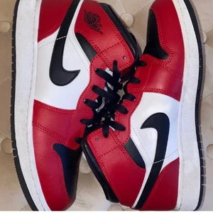 Jordan Chicago black toe - Säljer dessa jordans som är använda 3 gånger, så extremt fint skick i princip nyskick. Storleken är 38,5 så passar även en 38 utmärkt!😊 säljer direkt för tillräckligt bra bud, ni kan kika mina omdömen! Skriv privat för att ställa frågor eller om ni vill ha fler bilder. Ni kan buda här i kommentarerna eller privat till mig! Köpare står för frakt, kan mötas upp i Karlstad.💕