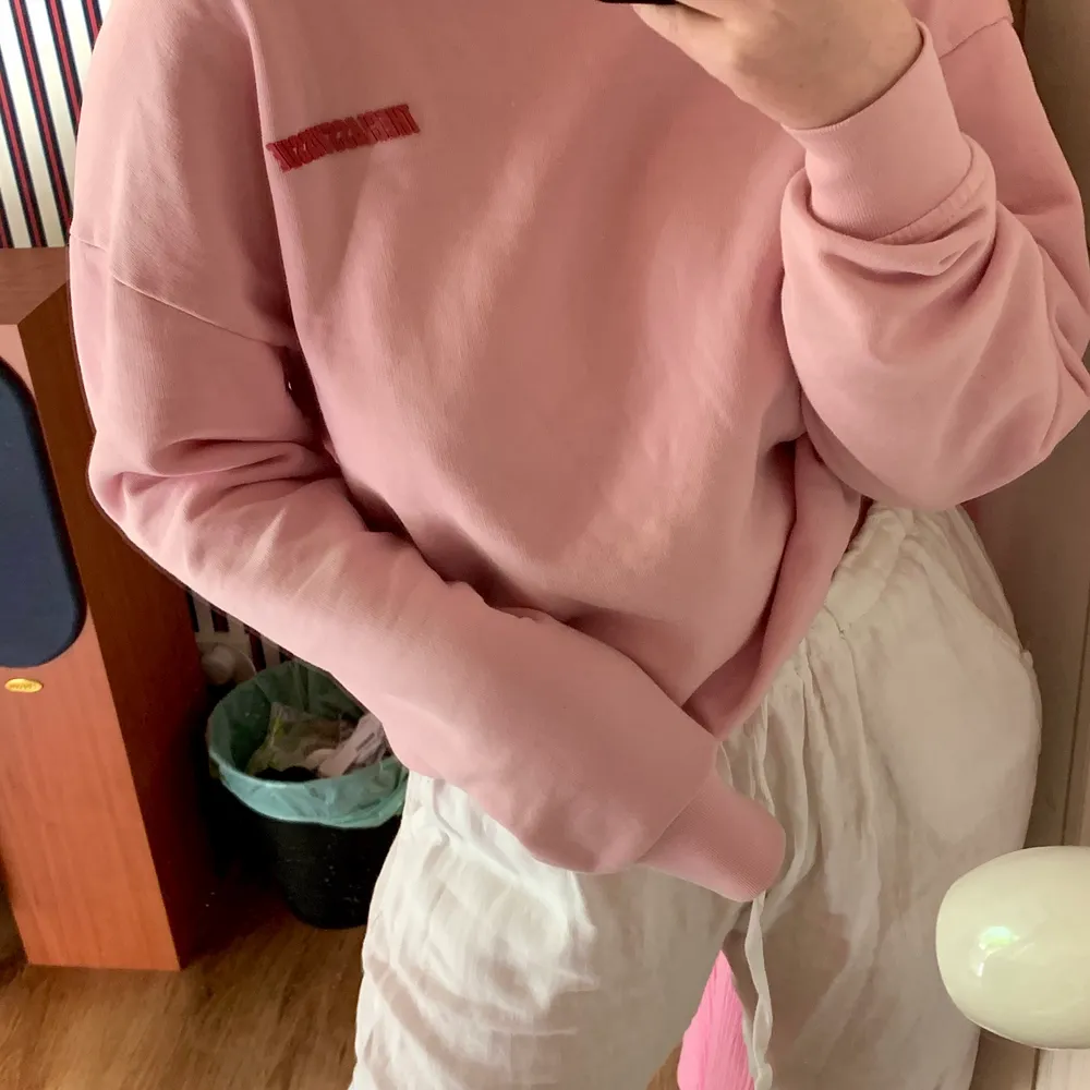 Intressekoll på denna tröjan, älskar den, men rosa är inte riktigt min färg, mkt finare rosa i verkligheten. Som ny i princip, nypris runt 700kr tror jag, denna säljs inte längre. Strl S, men unisex så lite oversized. säljer endast vid ett bra bud. Ev. Köpare betalar frakt. Tröjor & Koftor.