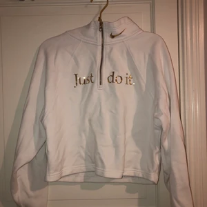 Nike sweatshirt med krage och guldiga detaljer - Jag säljer en vit Nike sweatshirt med krage och guldiga detaljer, storleken är S men funkar som en Xs, Ordinarie pris: 600kr Mitt pris: 150 (MEN priset kan diskuteras!), tröjan är någorlunda croppad, använd men i bra skick (finns inga skador), köparen står för frakten, tröjan kan strykas innan den fraktas!! 