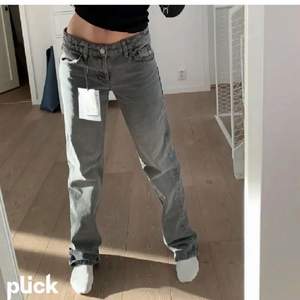 Säljer dessa jeans som är köpta här på plick för det tyvärr var lite stora. Säljer endast om jag får ett bra bud!:) Byxorna är i väldigt bra skick, skulle säga att de är som nya. Skulle även kunna byta dem mot en storlek 38/40.:) kan även skicka fler bilder om det önskas💕💕(första bilden är inte mina jeans men exakt samma modell)