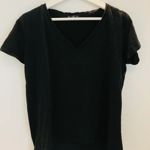 Svart V-ringad T-shirt - Fin svart V-ringad T-shirt den Chiquelle. 