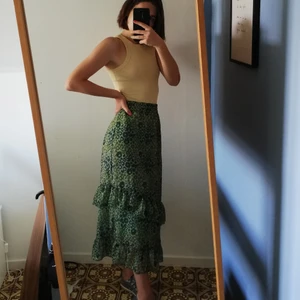 Hosbjerg grön mönstrad kjol  - Superfin kjol från Hosbjerg! Köpt här på Plick men säljer vidare då den är för stor för mig som vanligtvis har XS. Har resår i midjan och skulle säga att den skulle sitta perfekt på S/M. Frakten ingår i priset! ✨