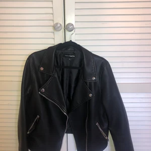 SVART SKINNJACKA  - Svart skinnjacka från Cubus i läderimitation, Stl S men passar även M! Superbra skick med flera smarta fack🤍