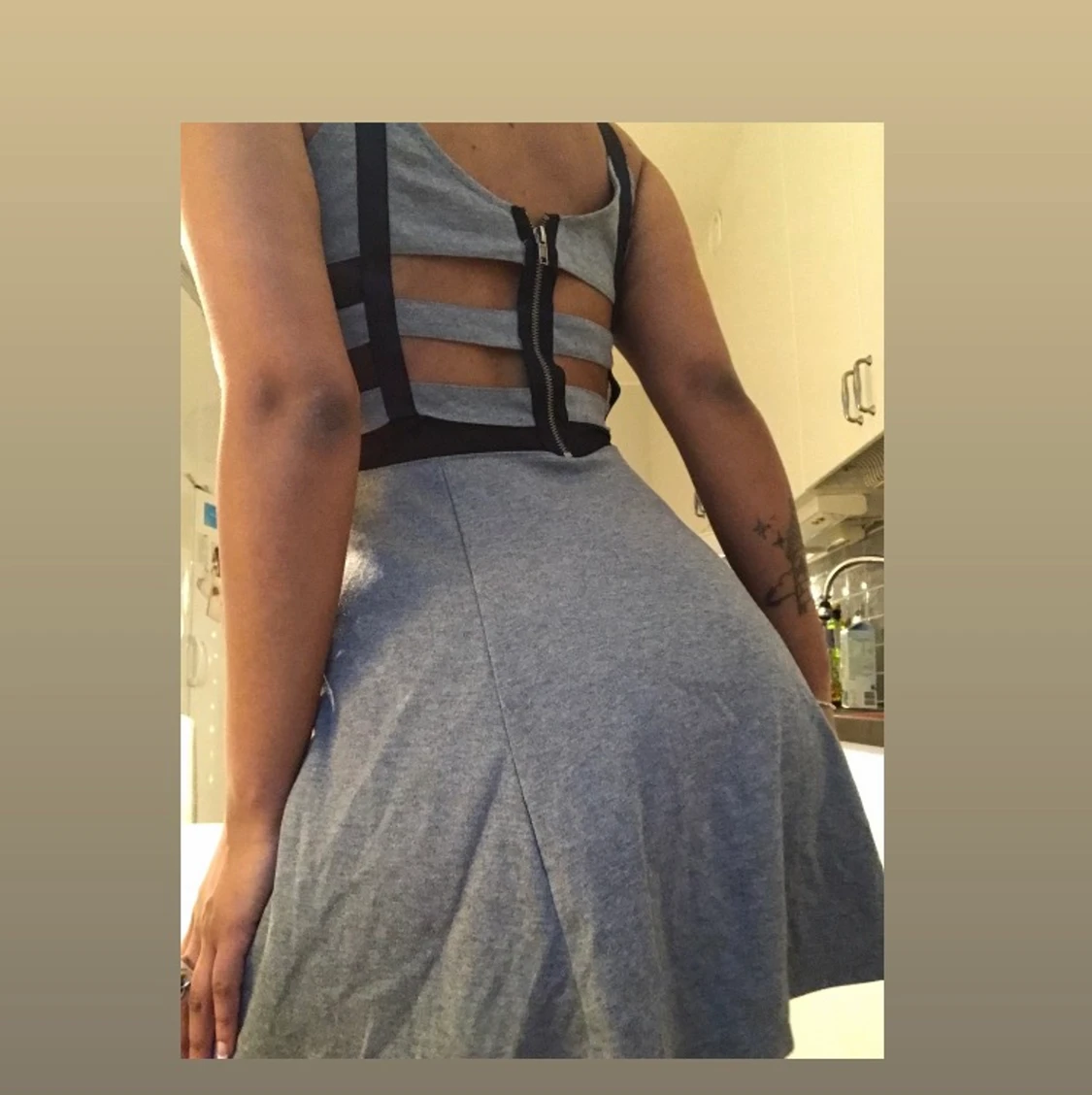 Kattig grå klänning - 91