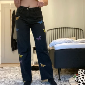 jeans med fjärilar - ett par söta jeans med fjärilar på :) jag har vanligtvis w28 och är 174cm lång, dessa sitter bra på mig förutom midjan som är en aning för stor, skulle nog säga att de är en större M och inte L