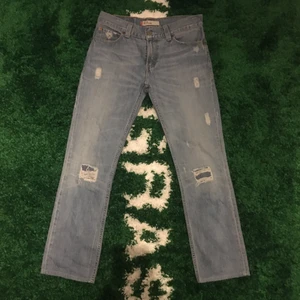 Levis jeans 511 light blue - Size: W 33 L 34. Waist 42 cm. Length 103 cm. Leg width 20 cm. Condition 5/10 (zipper broken). 100 sek / 10 €. Buyer pays the shipping cost. For more information please go visit @xhibitshop on instagram.