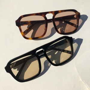 Corlin solglasögon svarta  - Solglasögon från Corlin Eyewear i populära modellen Gela Yellow. Har tre små repor i ena glaset, men inget som stör. Nypris 799 kr. 