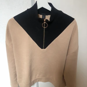 Tröja med dragkedja - En sweatshirt från newyoker, använd ett par gånger men inte sönder något stans! Sitter lite löst och är väldigt skön