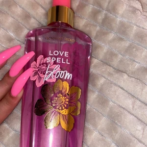 Victorias secret love spell bloom  - Jätte härlig doft från vs säljs pga att den inte används 