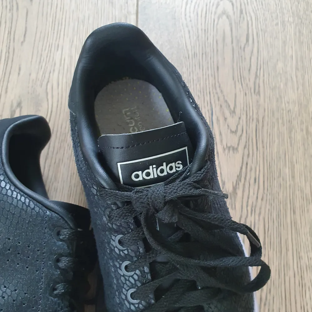 Svarta Adidas sneakers i storlek 38. Köpta förra sommaren, använd max 5 gånger. Säljer pga lite för stora för mig. Fint skick. . Skor.
