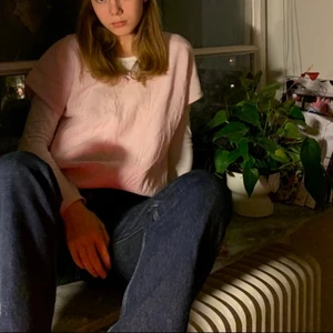 Ljust rosa väst  - Ljust rosa väst med fint mönster köpt på 2hand i berlin