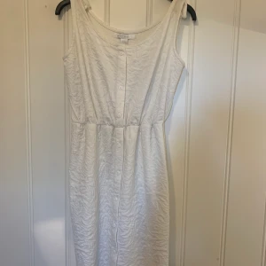 En vit klänning - Bra skick men lite uppsydd i banden vid axlarna pga att den var för lång där🥰