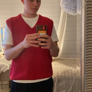 Röd vintage sweatervest 🙌 - Röd vintage sweatervest i strlk L sitter mer som M! Bra kvalité och fin röd färg 🎨 