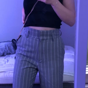Vida randiga byxor - Heeej🤍 säljer mina grå randiga byxor för att det inte riktigt är min stil. Dem är BARA använda 2 gånger och är i väldigt bra skick! Väldigt sköna men lite korta. Storlek 38 och byxbenen är vida. 💗 skriv till mig om ni undrar något mer. 