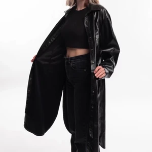 Svart Skinnrock - Storlek: 38                                                               Skick: Bra                                                             Modellen på bilden är 165cm                                     För mer bilder och info, skicka DM                    Betalning sker via Swish                                       Kunden betalar frakt