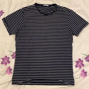 MQ Tröja - En helt basic MQ tröja, sitter väldigt slim för att vara i storlek M. Bra tröja går att kombinera bra