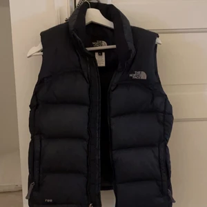 North face väst - Två hål bak som är sydda därav priset, annars är den i bra skick!❤️