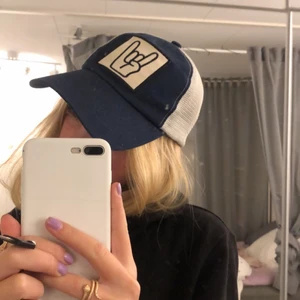 Blå keps - Säljer denna super coola keps! Knappt använd men så sjukt snygg, säljer denna pågrund av att jag inte gillar hur den sitter på just mitt huvud❤️ Säljs för endast 50kr!💞