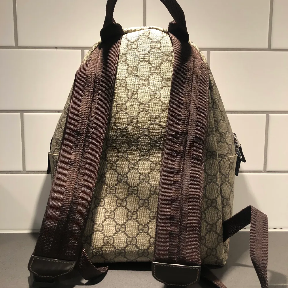 Köpte denna Gucci väska GG Supreme backpack äkta till ordinarie pris för 7.809kr och säljer denna för 6500kr. Bevis på att väskan är äkta medföljer även bevis! Väskan är använd 1 gång och har inga märken eller slitage!. Väskor.