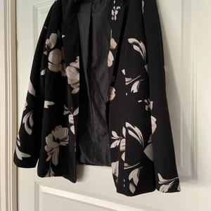 Blommig Kavaj - Lite tunnare kavaj i blommigt mönster från Only. Använd ett fåtal gånger men ser som ny ut.