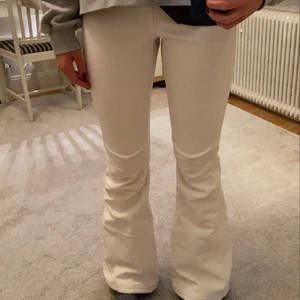 O’Neill skidbyxor XS/S - Snygga benvita skidbyxor i bootcut-modell. Storleken är 176 (barn), men passar mig perfekt (jag bär storlek s och är 167 cm). Byxorna är vattentäta och har resor i midjan som är skysterbar, hällor för skärp finns också! Buda! Högsta bud 350