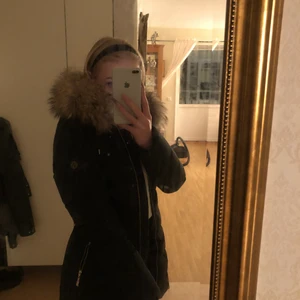 Hollies vinterjacka strl 36 - Den köptes vintern 2020, den är i bra skick inte sönder eller fläckar på sig osv. Jag säljer den pga att jag har tröttnat och vill köpa en annan för i år. Jag köpte den för 6000 kr och säljer för 4000 kr pris kan diskuteras.