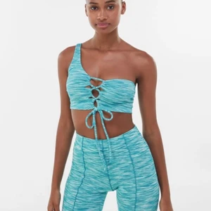 Bershka set  - Set från Bershka, storlek M i topp och S i byxor. Setet är använt 1 gång, så i nyskick. Normala i storleken. Köpt för 460kr.