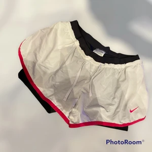 Nike träningsshorts - Nike shorts med leggings sydda på undersidan för att kunna röra sig fritt. Använda endast en gång, nyskick. Storlek M men passar även XS/S