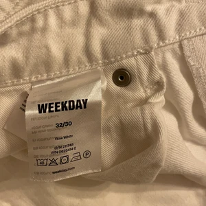 Vita weekday jeans inte använda pga växt - 32/30 storlek, herr byxor Köpt för 599kr säljer för 150 kan gå för mindre. Modell: Row. Tar gärna swish 