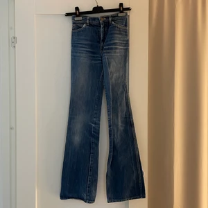 Utsvängda jeans - Så fina jeans i en bootcut/rak modell💕 storleken som står är size 11 (?) men har mätt och de är som en W24L30🥰 använt skick, trådar och grejer lösa vid fickorna därav priset