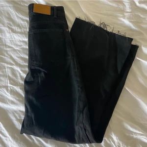 Zara jeans High waist - !OBS LÅNADE BILDER!  Säljer dessa jeans köpta ifrån zara, storlek 34 men har blivit förstora för mig så säljer vidare, de är i fint skick och är lite långa på mig som är 160. Säljer för 100 ink frakt 