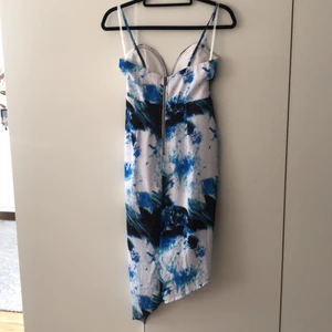 Romantisk klänning - En romantisk klänning med en djup urringning och en sexig överlappning vid låret! Klänningen är helt oanvänd och inköpt i Australien från märket one way! Stl 8 men liten i stl vilket motsvarar en 36-38