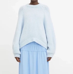 Rodebjer Onella  - Fantastiskt fina stickade tröjan Onella från Rodebjer i färgen Cloud blue ,i nyskick utan lappar kvar dock. Stl s Oversized i modellen och sitter väldigt fint och snygg till allt både till byxor och kjol. Helt slutsåld . Väldigt mjuk , kan ha den utan något under om man vill. Nypris 2495kr. Se mer info under   The Rodebjer Onella sweater is the perfect everyday knit. Soft and fluffy feel with exclusive brushed merino wool. The sweater is shorter in front for a clean look that goes well over dresses and with pants.  • Color: Cloud blue • Brushed merino wool blend • True to size • Designed for an oversize fit Materialet är Merino Wool 77% Polyamide 22%