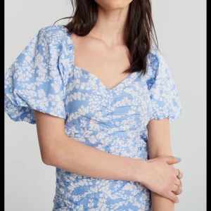 klänning  - säljer denna supersöta klänning från gina då den aldrig kommer till användning! bilder från hemsidan:) endast använd 2/3 ggr och är i nyskick! frakten är inräknad i priset💙💙