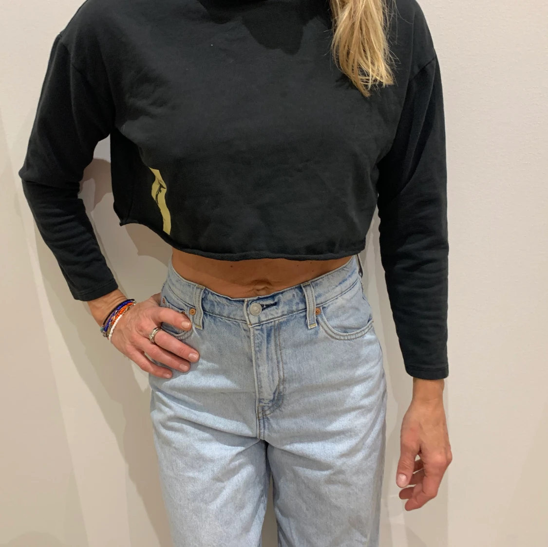 Svart croppad hoodie