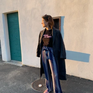 Grå frakke fra H&M - Grå lang frakke fra H&M . God til vinter. Fin og klassisk, et lille hul i inderforet, men ses ikke foran. 