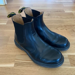 Dr Martens Chelsea  - Klassiska Docs Chelsea utan gul söm. Stl 41. Påväg att bli sådär snyggt ingångna fast utan slitningar. 