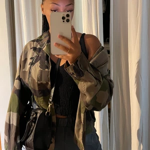 Militär jacka  - Skit snygg militär jacka. Vet tyvärr inte vilken storlek det är men skulle säga att det är en S/M, perfekt nu till hösten🍂. Är fler intresserade blir det budgivning 💕 (lägger ut igen på grund av oseriös köpare)