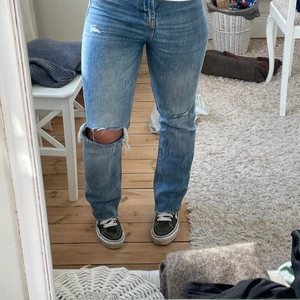 Zara jeans - Säljer mina skitsnygga zara jeans! Dem säljs inte längre och är i nyskick💕💕 Vid stort intresse startas budgivning!