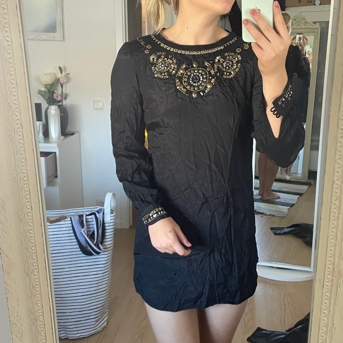 Kort klänning med pärldetaljer, strl S - 90