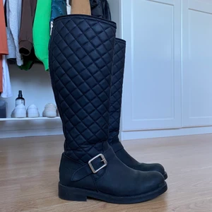 Svarta Cobra stövlar från Urban Project - Cobra stövlar i quiltad svart från Urban Project som knappt är använda och nästan i nyskick och inte alls slitna vilket ni ser på sulan. Säljer pga att dem var för små. Dem är strl 38. Ordinariepris är 2500kr 