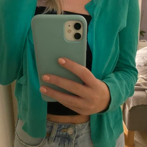 Grön kofta - Fin kofta i fint skick! Kommer tyvärr inte så mycket till användning.