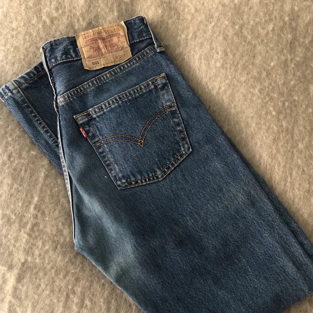 Jeans från Levis i modell 501. Storlek 27/30, små i storleken. Passar mig som brukar ha XS eller 25 i byxor.. Jeans & Byxor.