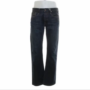Replay jeans lowwaisted - Säljer dessa otroliga jeans från märket REPLAY. Så snygga!! Lågmidjade, mörkblå och najs passform. Lite slitna längst ner men det syns knappt. Passar 36-40 
