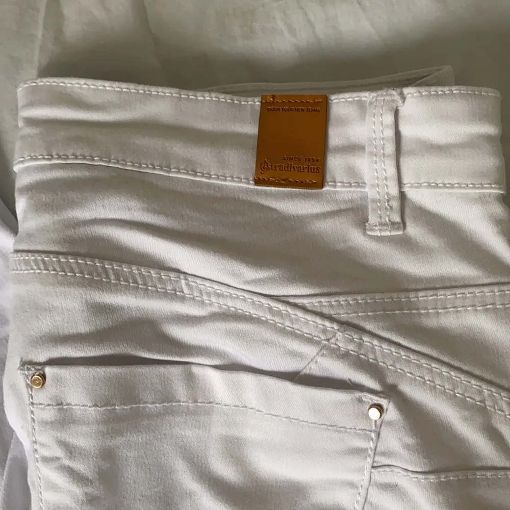 Vita skinny jeans i mycket fint skick, storlek 36.. Jeans & Byxor.